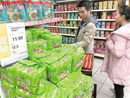市民在超市內購買方便面。