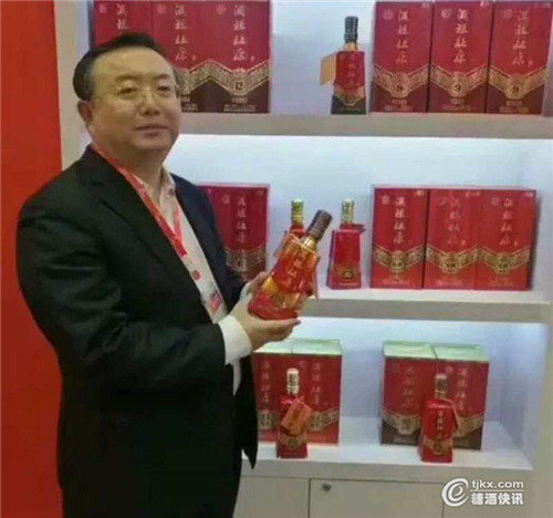 河南省酒業協會會長熊玉亮參觀杜康酒業展位