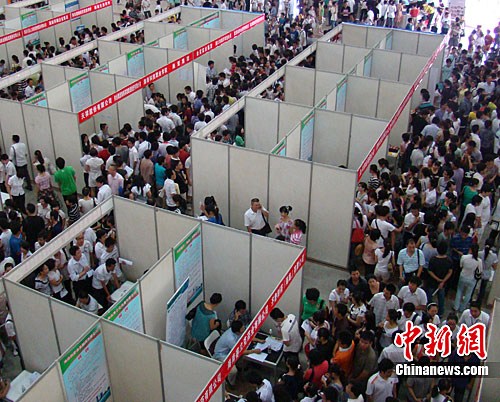 圖為招聘會(huì)現(xiàn)場人山人海的求職者。中新社發(fā) 付美斌 攝