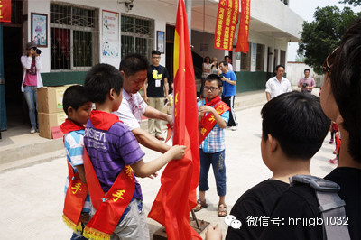 在莊嚴(yán)肅穆的國(guó)歌聲中，五星紅旗冉冉升起。學(xué)校的全體師生、愛心車隊(duì)的全體成員，共同經(jīng)歷了一次特殊的升旗