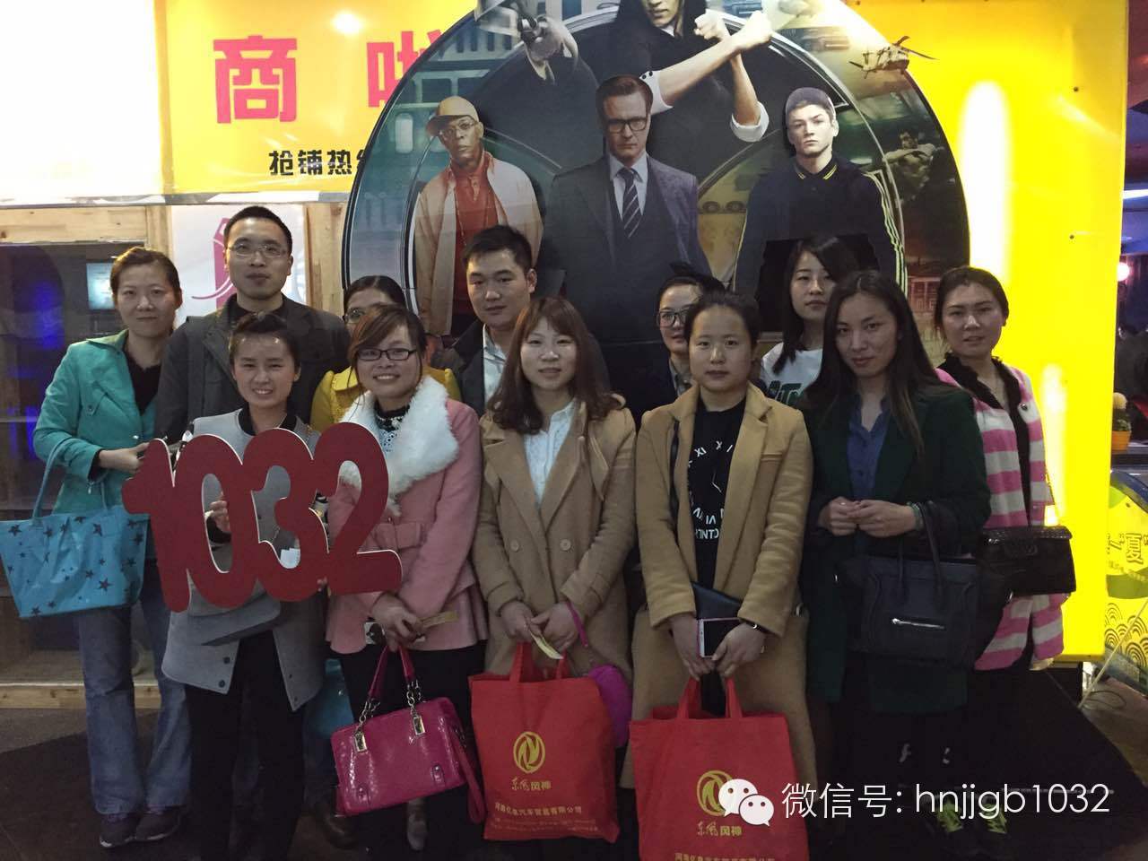 來個合影，1032的聽眾棒棒噠，個個都準(zhǔn)時到達(dá)了集合地點(diǎn)。Johnny表示很欣慰啊！