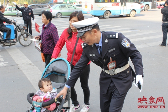 執勤民警楊華民引領行人正確走斑馬線 執勤民警楊華民引領行人正確走斑馬線