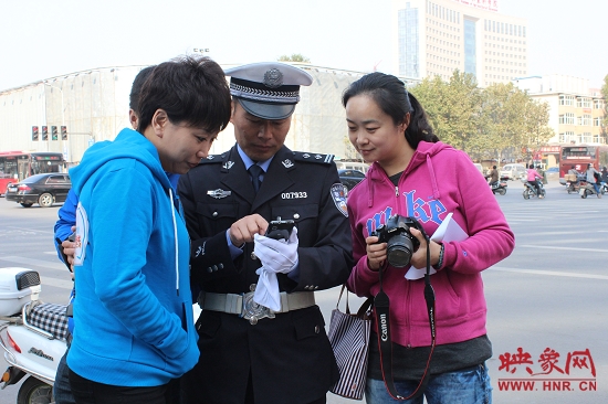 執勤民警楊華民現場發微博 執勤民警楊華民現場發微博