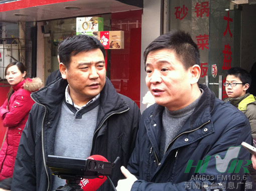 鄭州市骨科醫院業務副院長梅偉（左一）和河南信息廣播總監李金鋒（左二）