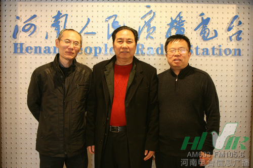 李樹建與信息廣播副總監魏志剛（左1）、陳德年（右1）