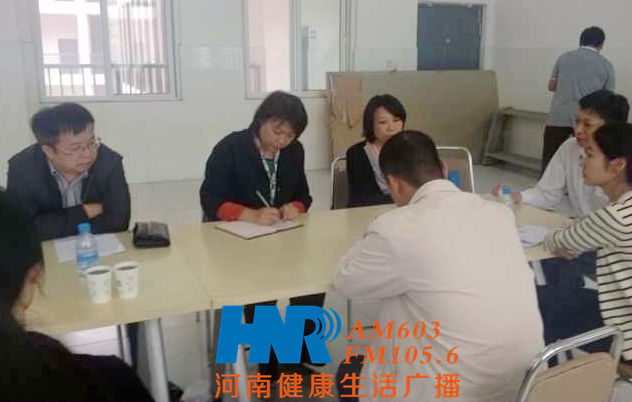 信息廣播副總監陳德年（左一）與超化傎小學領導座談