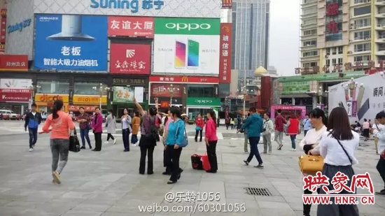 他們從四面八方匯集到二七塔下，由行走路人一下變成了一支舞蹈隊，跳起了節奏歡快、時尚動感的舞蹈。