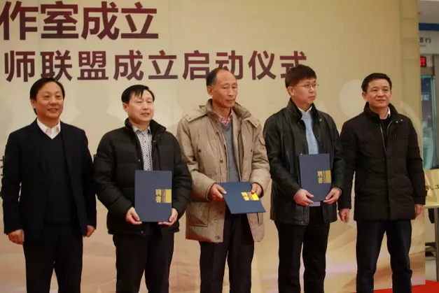李海軍副臺長和李金鋒總監為特聘顧問頒發聘書