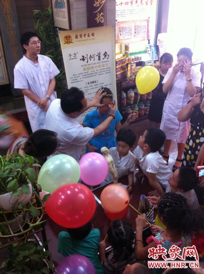 活動開始了，濟華中醫(yī)館的保健按摩專家李老師為大家講解如何有效預(yù)防青少年近視。