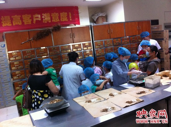 　　接下來，要進入到有中醫(yī)“博物館”之稱的中藥房去探秘啦！藥房那些小抽屜里面裝的是什么？孩子們很好奇