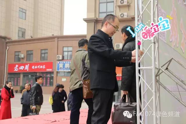 寒江副總監親力親為，事無巨細。偶像真是暖暖惹人愛呢！