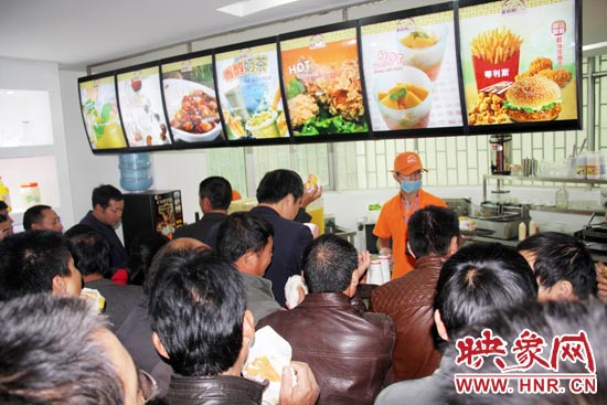 科技會(huì)員們在考察一個(gè)快餐店的加盟項(xiàng)目