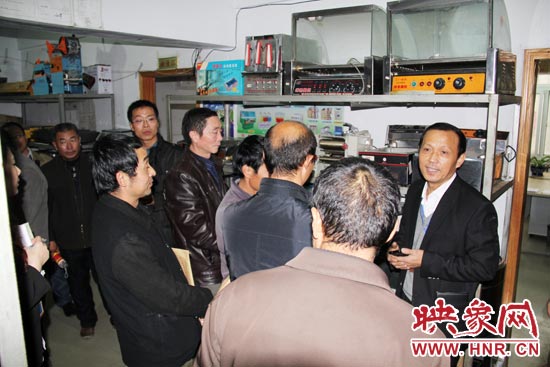 科技會(huì)員們在了解一些食品加工設(shè)備的信息