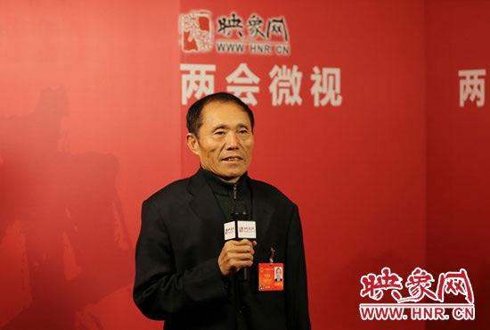 3月4日，全國人大代表、濮陽縣西辛莊村支部書記李連成在映象網全國兩會北京演播室做客《兩會微視》訪談。