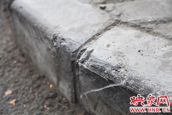 車道邊上的臺階，滿是電動車摔下碰撞的痕跡