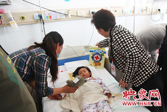 9名已經實施手術的患兒恢復情況良好，趙國新給孩子們帶去慰問品