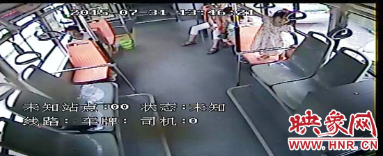 家長(zhǎng)放任小孩在車(chē)廂內(nèi)玩耍，甚至站到座椅上。