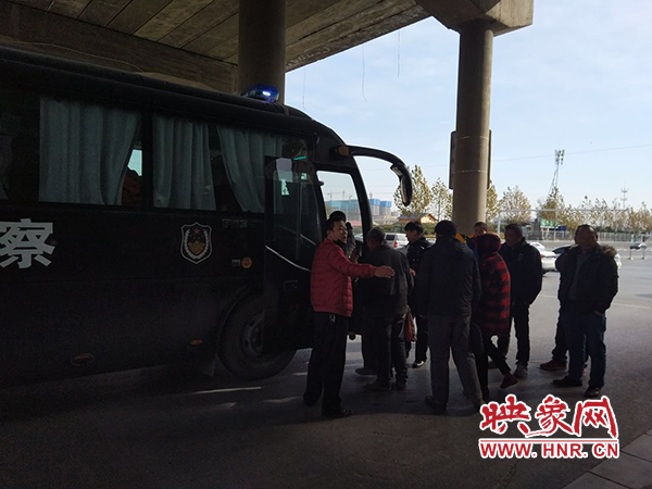 警方調(diào)來(lái)車輛，將超載人員轉(zhuǎn)運(yùn)走