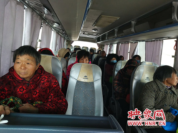 警方調(diào)來(lái)車輛，將超載人員轉(zhuǎn)運(yùn)走