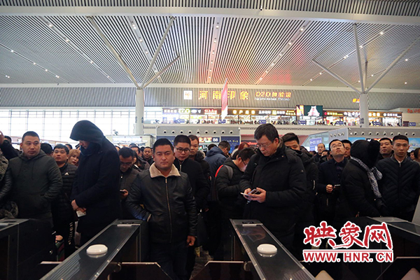 昨日因全國大面積降雪導途經鄭州東站部分高鐵晚點停運