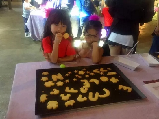 烤制好的餅干，發揮想象力，畫上美麗的圖案