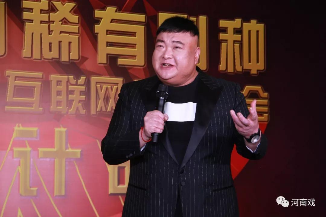 中國曲藝家協會副主席、著名相聲表演藝術家范軍作為藝術家代表致辭，并演唱稀有劇種太康道情《王金豆借糧》