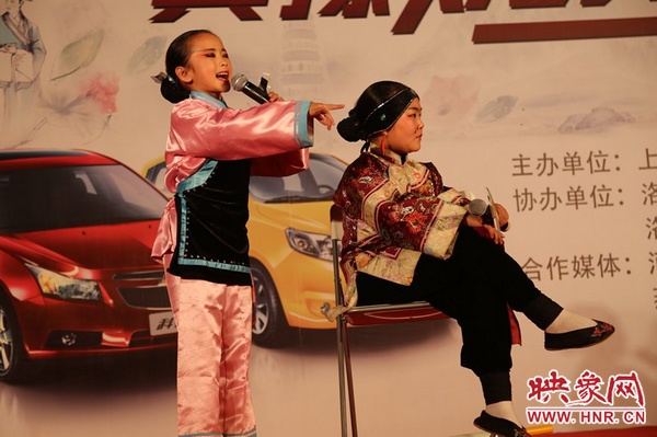 兩個(gè)小演員的表演活潑，惹得觀眾連連叫好。