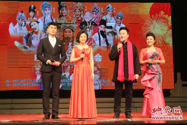 戲迷春晚主持人月陽（右二）、李亞楠（右一）、王巖（左二）、王曉凡（左一）