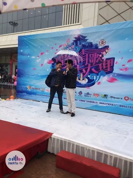 這位男士向遠(yuǎn)在家鄉(xiāng)的妻子隔空表白，勇氣真是大大的，您對妻子的愛，已經(jīng)超越萬水千山。