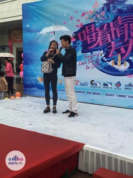 這是一位在校大學(xué)校，暗暗的喜歡純純的愛。