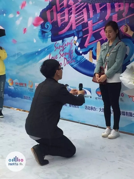 蘇世龍手捧戒指，單膝跪地向夢夢求婚，夢夢激動的說不出話來，點(diǎn)頭答應(yīng)~