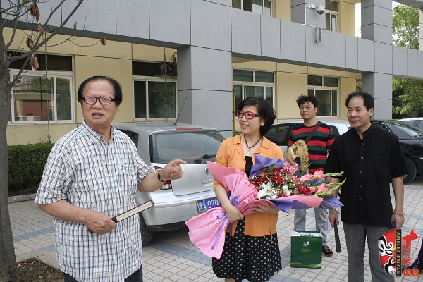 左起:著名豫劇表演藝術家賈庭聚、河南電臺戲曲廣播總監木子、唐派再傳弟子郭志成等待看望馬云玲女士 左起:著名豫劇表演藝術家賈庭聚、河南電臺戲曲廣播總監木子、唐派再傳弟子郭志成等待看望馬云玲女士