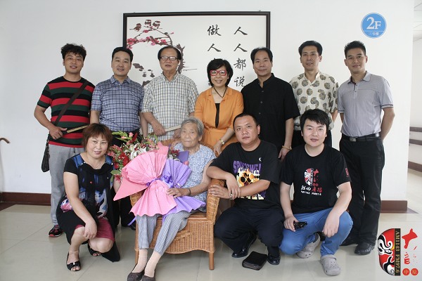 著名豫劇表演藝術家賈庭聚(后左三)與眾弟子及河南電臺戲曲廣播總監木子(后中)、戲曲廣播品牌部主任月陽 著名豫劇表演藝術家賈庭聚(后左三)與眾弟子及河南電臺戲曲廣播總監木子(后中)、戲曲廣播品牌部主任月陽
