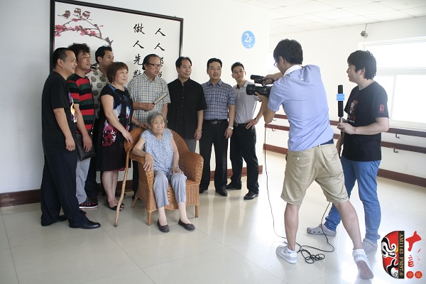 唐派眾弟子將通過視頻向7月15日在鄭東新區噴泉廣場觀看《豫韻唐風——豫劇唐派名家票友演唱會》演出的 唐派眾弟子將通過視頻向7月15日在鄭東新區噴泉廣場觀看《豫韻唐風——豫劇唐派名家票友演唱會》演出的