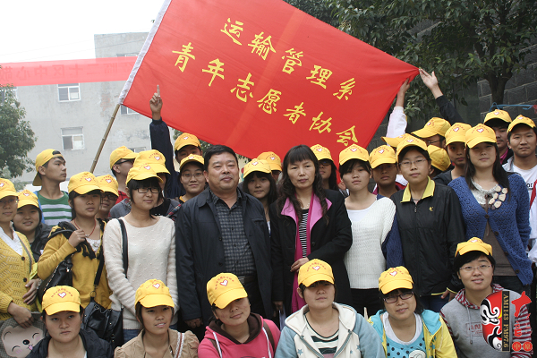 現(xiàn)場(chǎng)擠滿了來自各個(gè)大學(xué)的志愿者