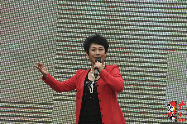 著名豫劇表演藝術(shù)家魏俊英現(xiàn)場(chǎng)演唱豫劇《紅菊》選段“十祝福”、《五世請(qǐng)纓》選段“先王爺封我是個(gè)長壽星”