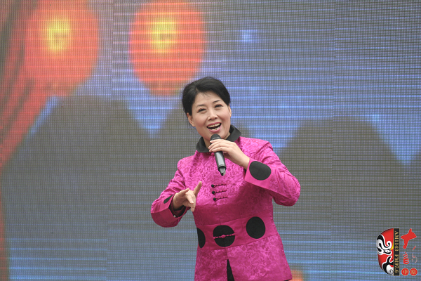 著名曲劇表演藝術(shù)家、中國戲劇梅花獎(jiǎng)獲得者方素珍演唱曲劇《風(fēng)雪配》選段“今日是我出閨的前一天晚上”