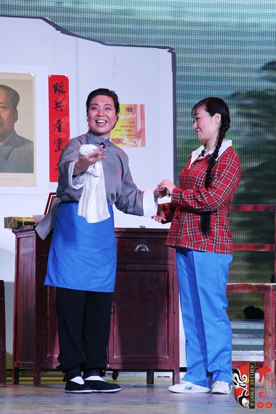 第三場，河南電臺戲曲廣播總監(jiān)木子（左）飾栓保娘，《梨園星秀場》《有你就有戲》主持人媛媛（右）飾銀環(huán)