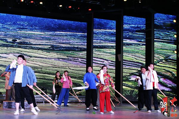 群眾勞動場面，劇中演員包含票友、專業(yè)演員、戲迷