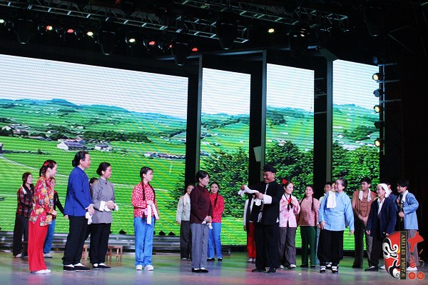 眾鄉(xiāng)親場面——包含河南電臺戲曲廣播主持人，專業(yè)戲曲演員、戲曲票友，河南電臺戲曲廣播聽眾