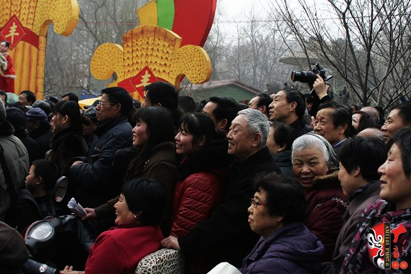 人民公園現(xiàn)場人頭攢動，其他媒體記者不得不舉起相機拍照
