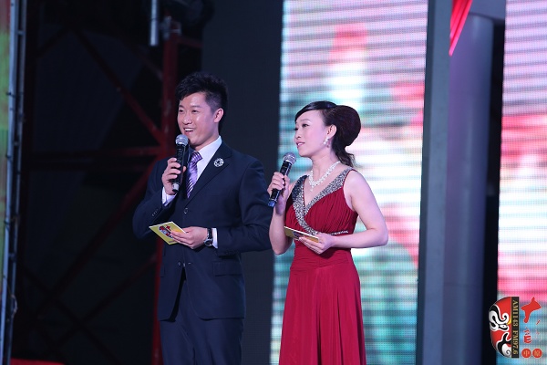 晚會主持人：河南電臺戲曲廣播副總監張彤（右）、《梨園星秀場》主持人池城（左）