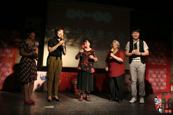 戲曲廣播總監(jiān)木子、豫劇表演藝術(shù)家楊華瑞、高潔、戲曲廣播當(dāng)家小生月陽、票友張華合作表演《朝陽溝》選段