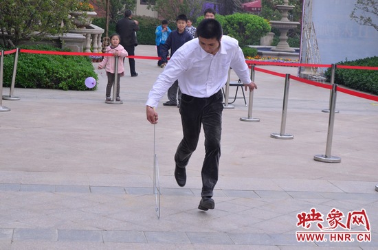 說是比賽，其實就是活力的釋放，就是開心的海洋，丟沙包、踢毽子、三人四足、滾鐵環等項目