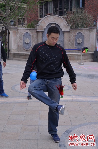 說是比賽，其實就是活力的釋放，就是開心的海洋，丟沙包、踢毽子、三人四足、滾鐵環等項目