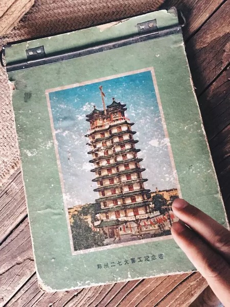 我們撫摸著鄭州的歷史，從中了解它的厚度。