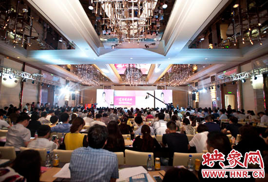 5月28日，一場(chǎng)河南企業(yè)家的盛會(huì)在鄭州舉辦，群象島2015夏季峰會(huì)以奮斗者為本致敬奮斗者。