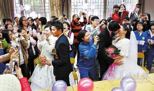 10對(duì)老師新人在校園里舉行集體婚禮，在教室里接新娘、拜堂