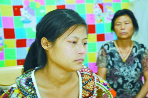王學鳳望著女兒，一言不發(fā)