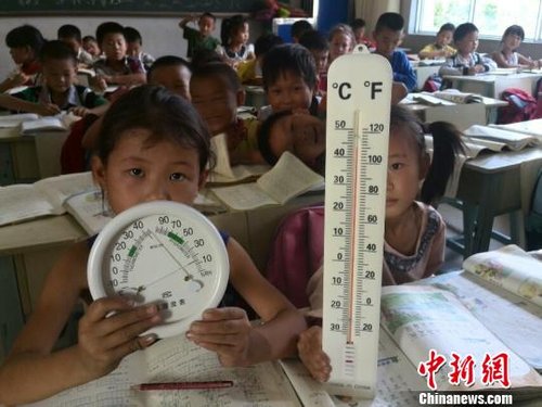 6月3日，下午四點，昆明市東川區因民鎮中心學校一年級教室溫度達到44℃